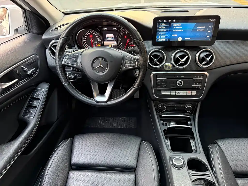 MERCEDES-BENZ GLA