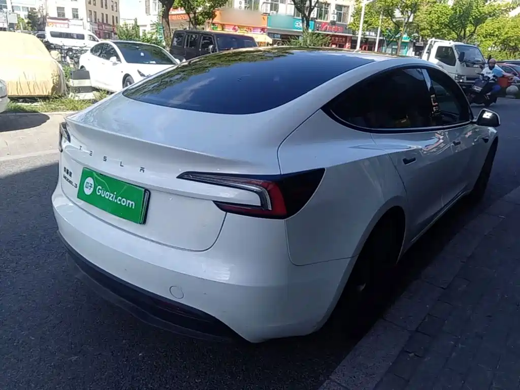 Tesla Model 3 — миниатюра 7