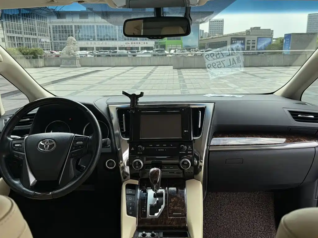 Toyota Alphard — миниатюра 10