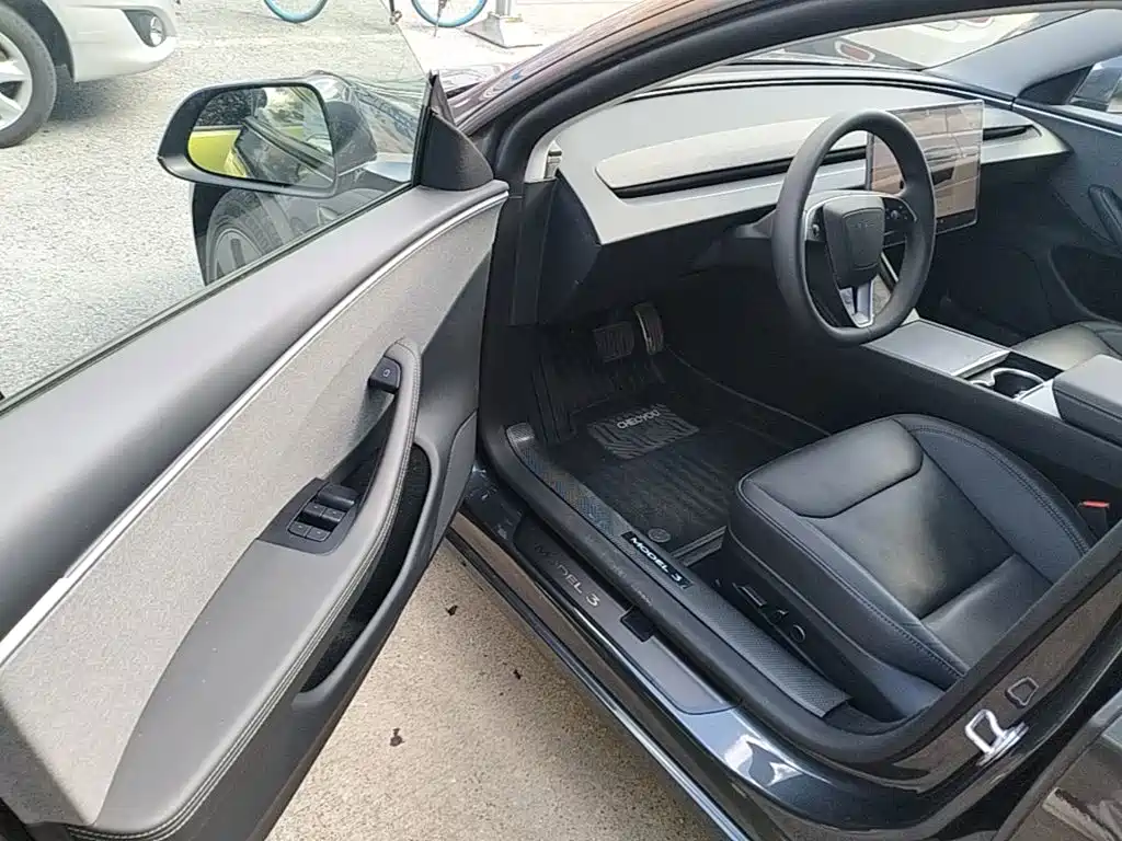 Tesla Model 3 — миниатюра 16