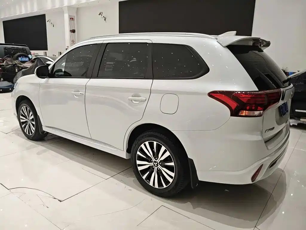 Mitsubishi Outlander — миниатюра 7