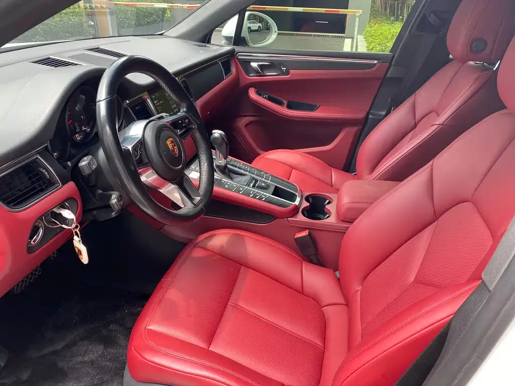 PORSCHE MACAN