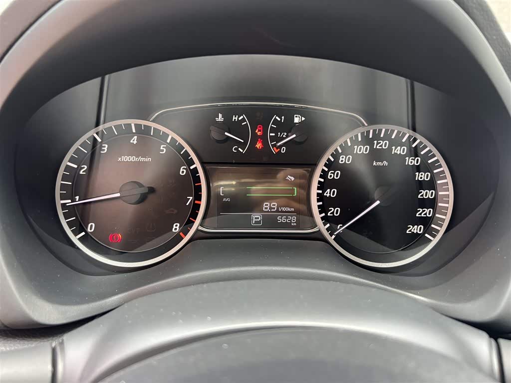 Nissan Sylphy 1.6 л 2023 г. Чёрный, пробег 5600 км