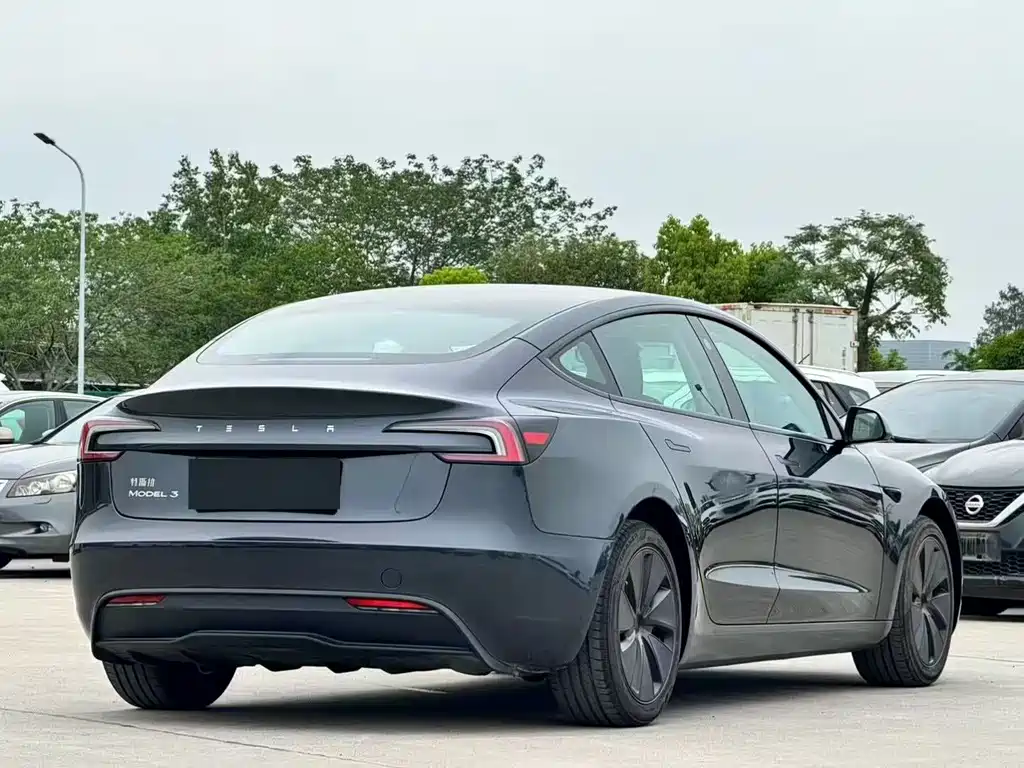 Tesla Model 3 — миниатюра 7