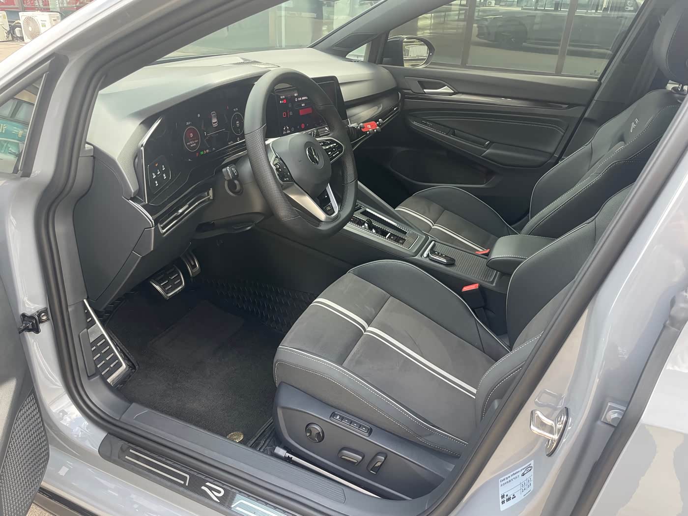 Volkswagen Golf 1.4 л 2023 г. Серебристо-серый, пробег 16000 км