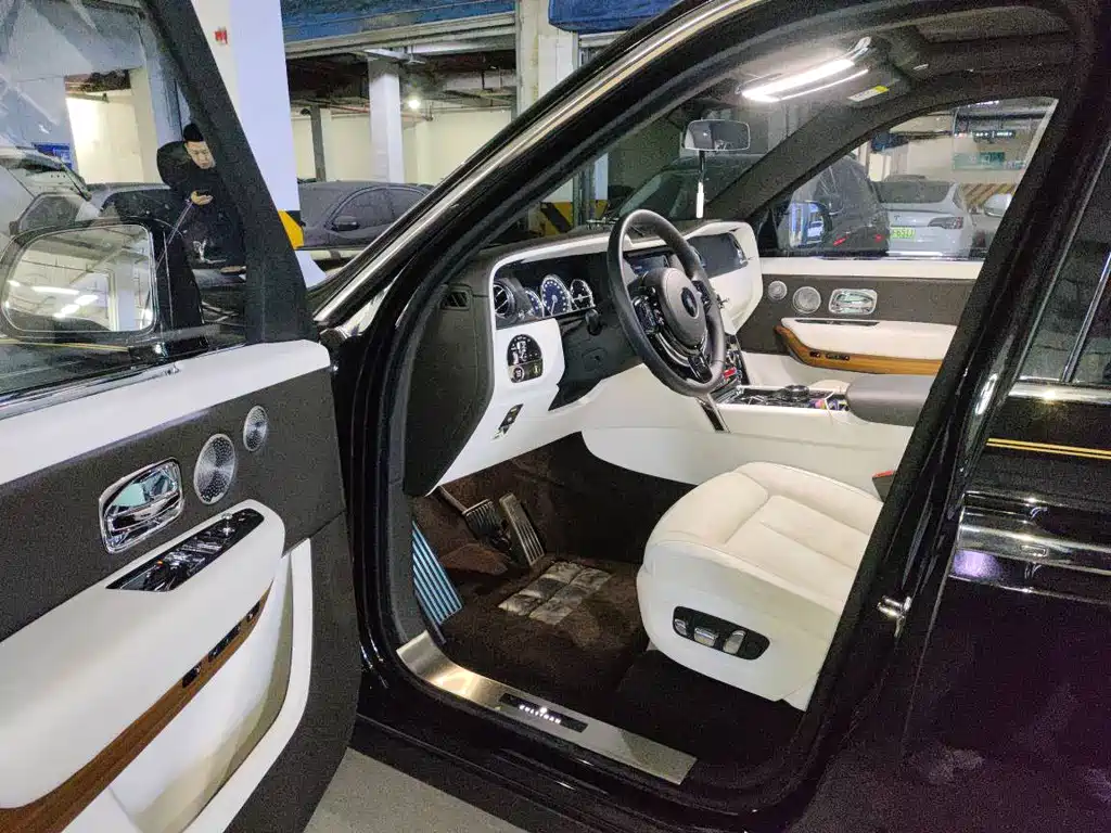 Rolls-Royce Cullinan 2018 мест