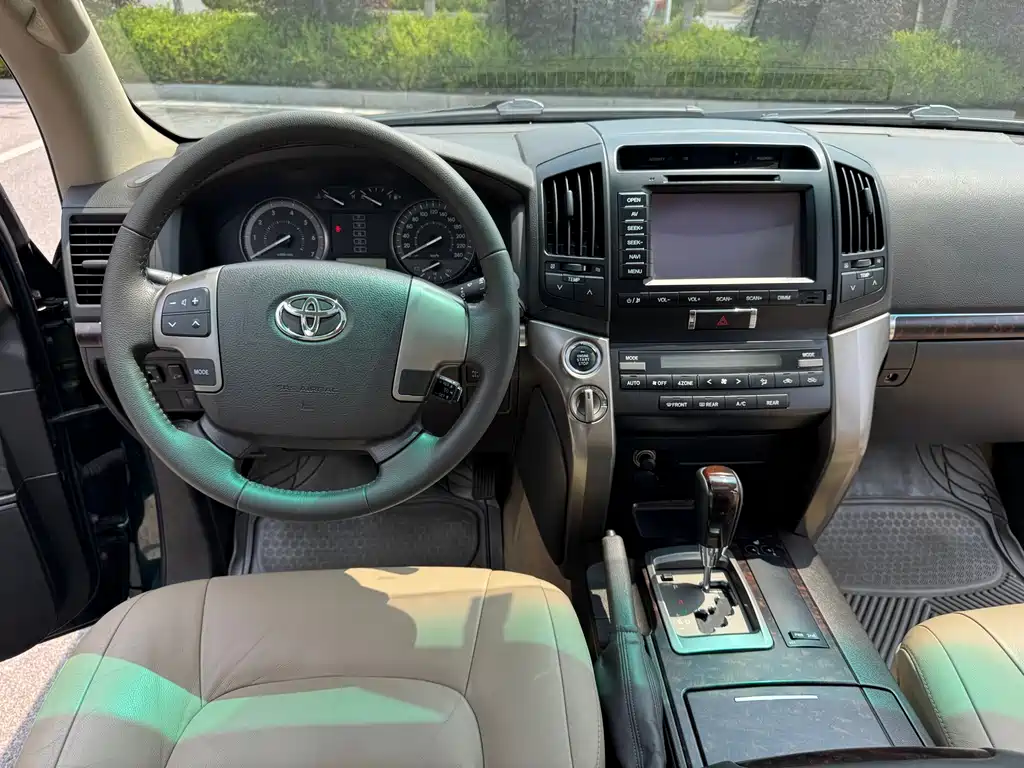 Toyota Land Cruiser 2010 4.0L AT VX