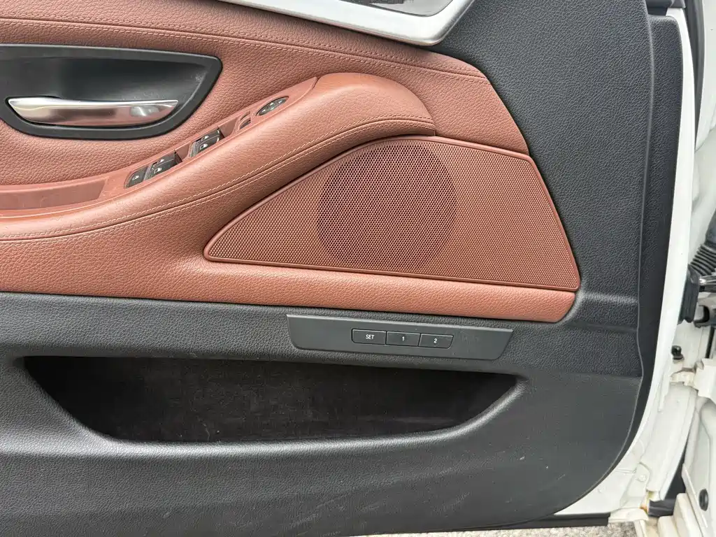 BMW 5 Series — миниатюра 6