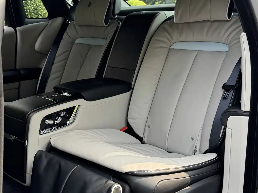 Rolls-Royce Ghost 6.7T Long Wheelbase Edition, фото 13