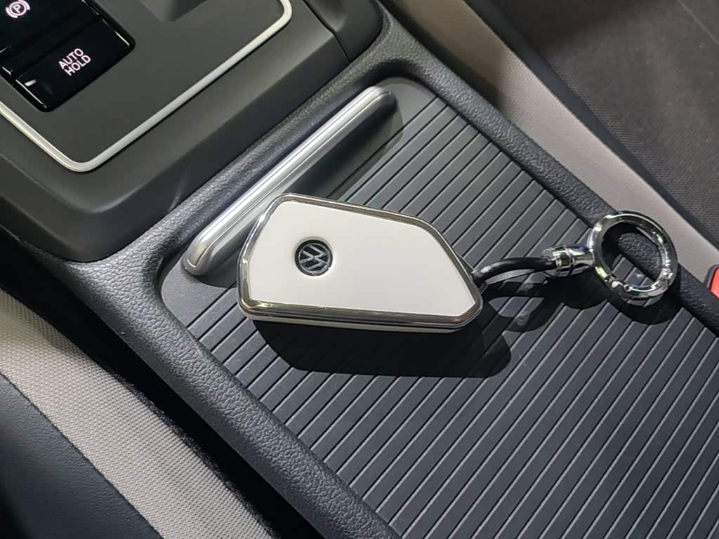 Volkswagen Golf 1.4 л 2023 г. Серебристо-серый, пробег 26100 км