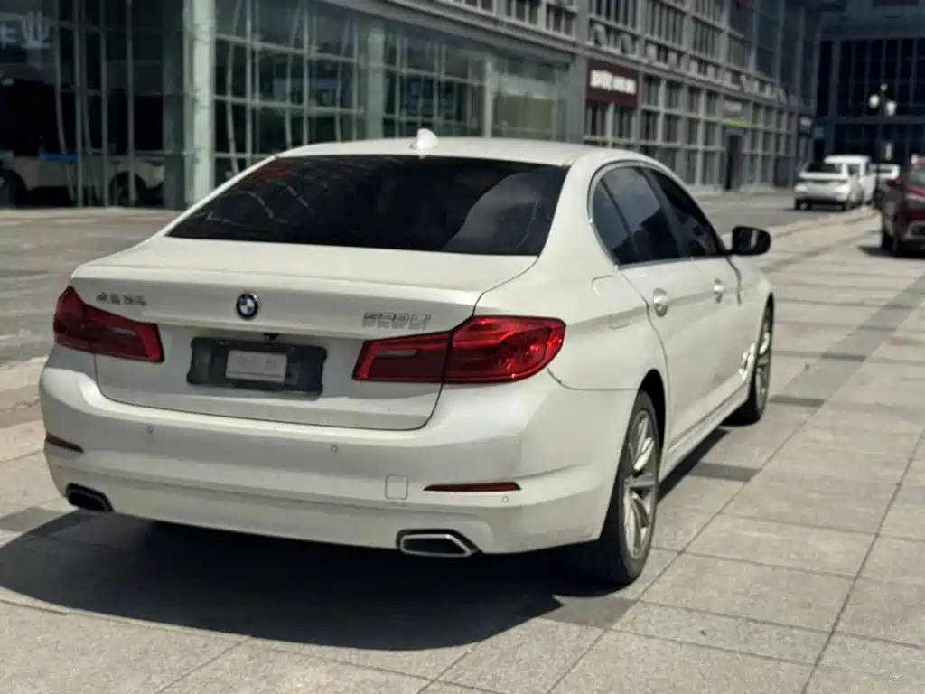 BMW 5 Series — миниатюра 8