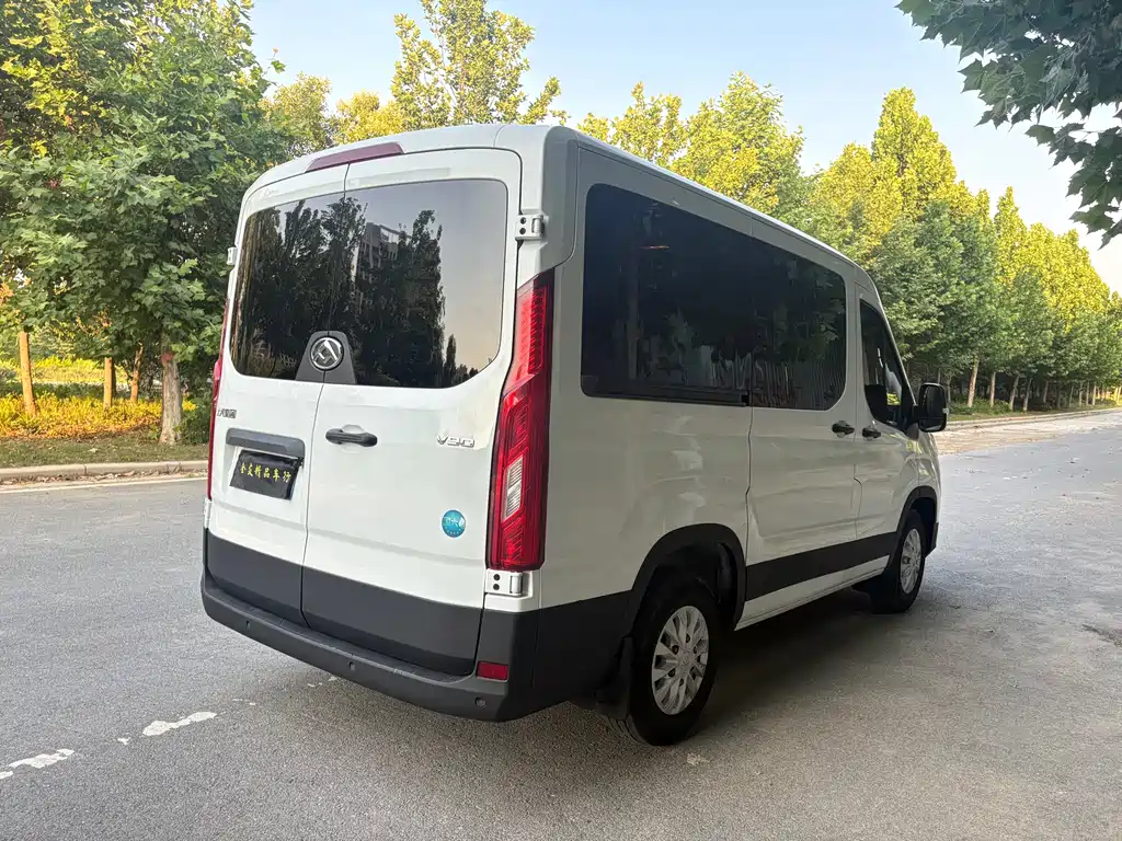 Maxus V90 2022 2.0T MT 6 мест