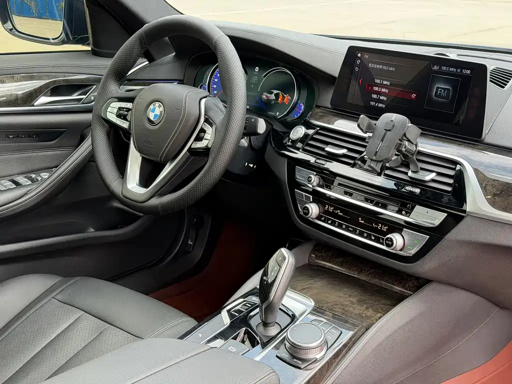 BMW 5 Series — миниатюра 11
