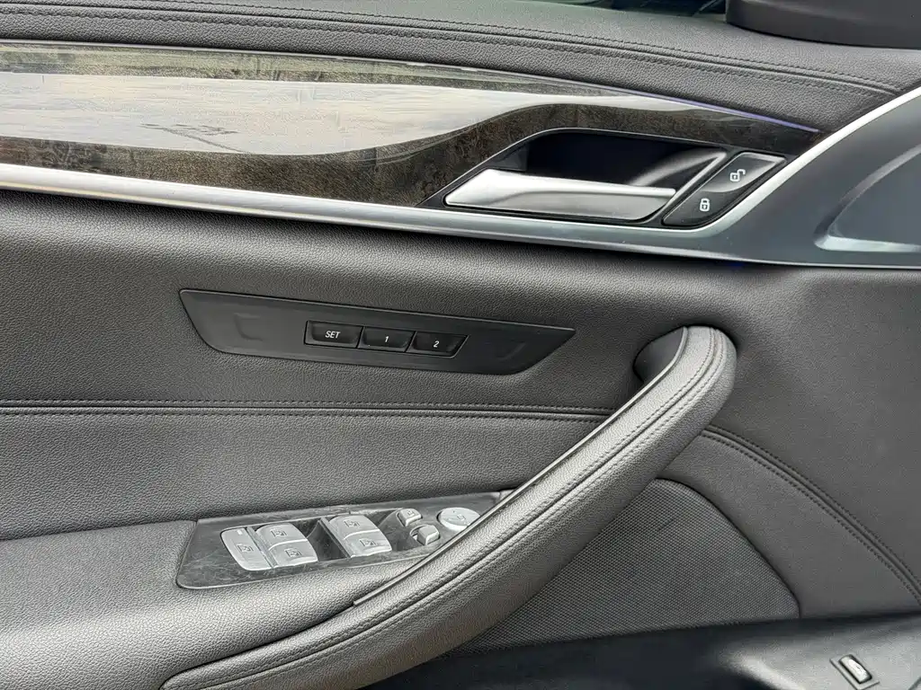 BMW 5 Series — миниатюра 8