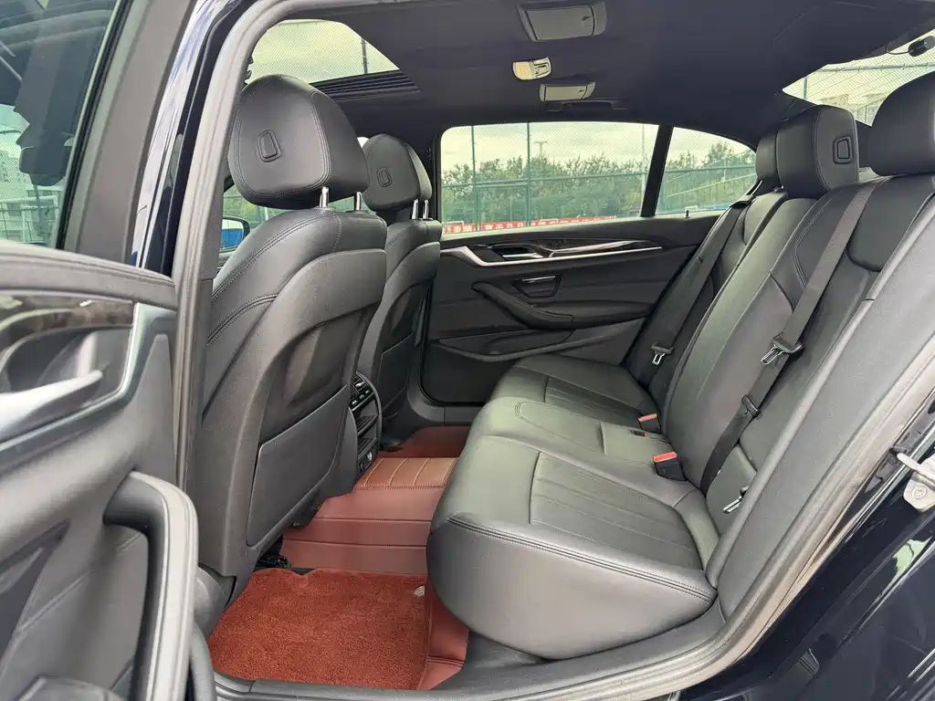 BMW 5 Series — миниатюра 14