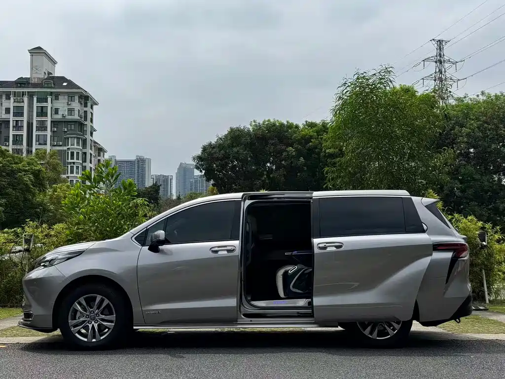 Toyota Sienna — миниатюра 4
