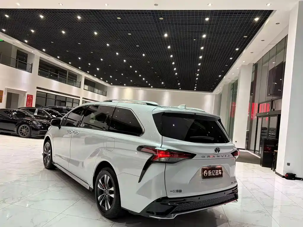 Toyota Granvia — миниатюра 16