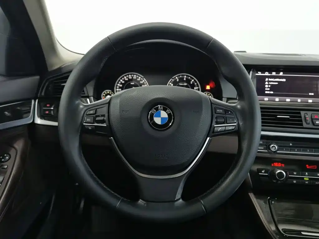 BMW 5 Series — миниатюра 11
