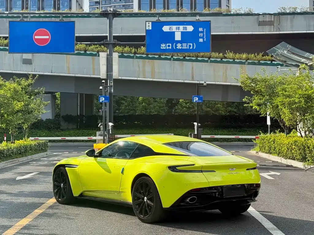 Aston Martin DB11 — миниатюра 9