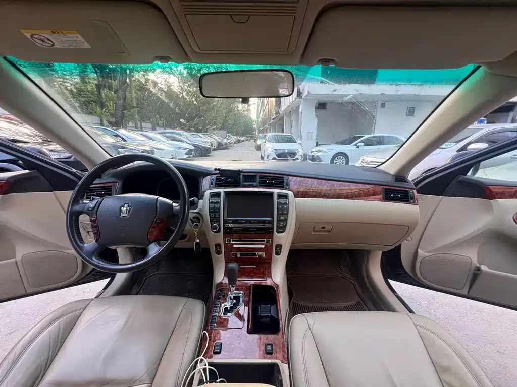 Toyota Crown — миниатюра 9