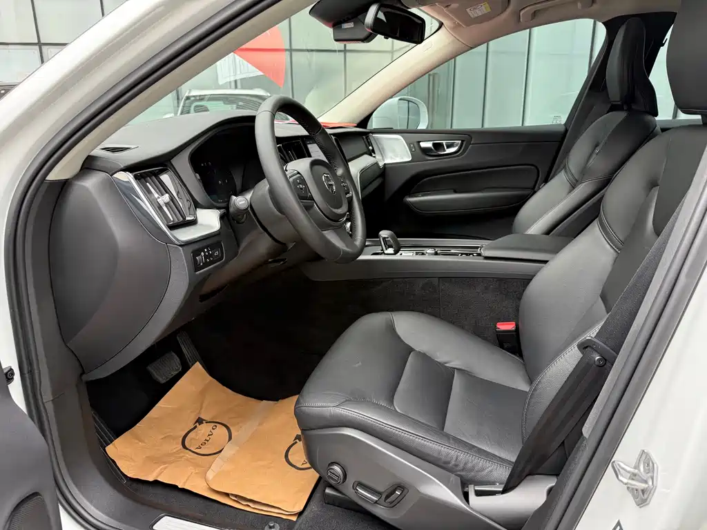 Volvo XC60 2022 B5 Luxury