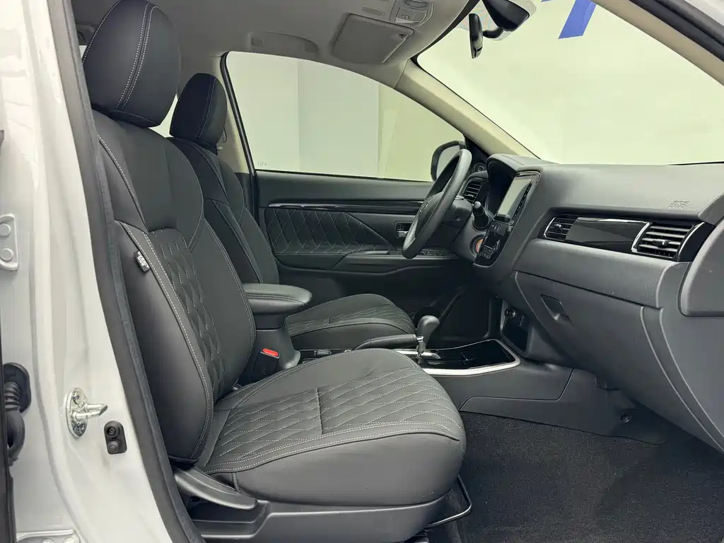 Mitsubishi Outlander — миниатюра 14