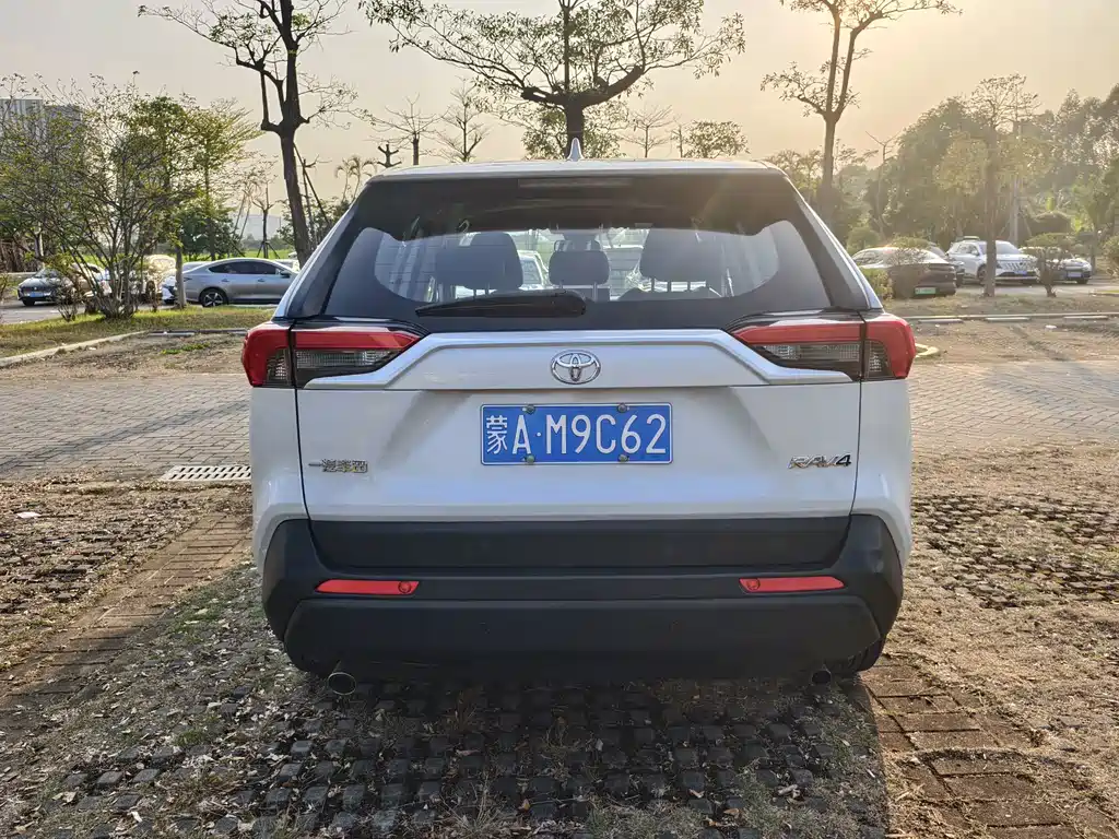 Toyota RAV4 — миниатюра 9