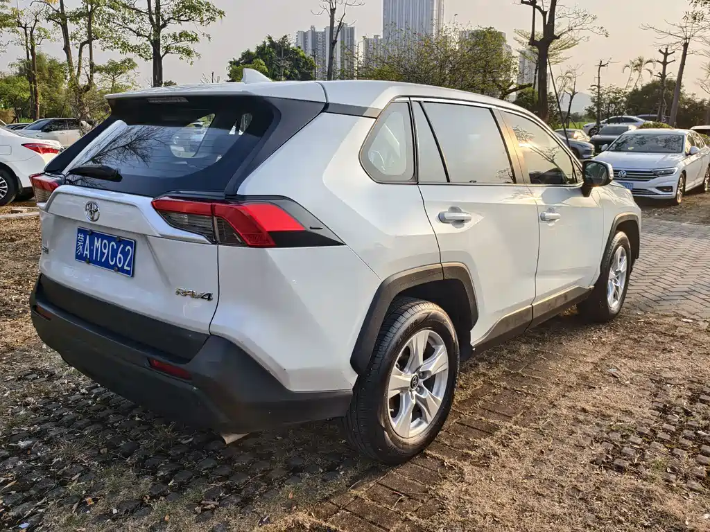 Toyota RAV4 — миниатюра 10
