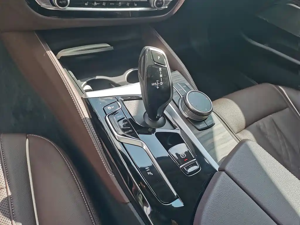 BMW 5 Series — миниатюра 15