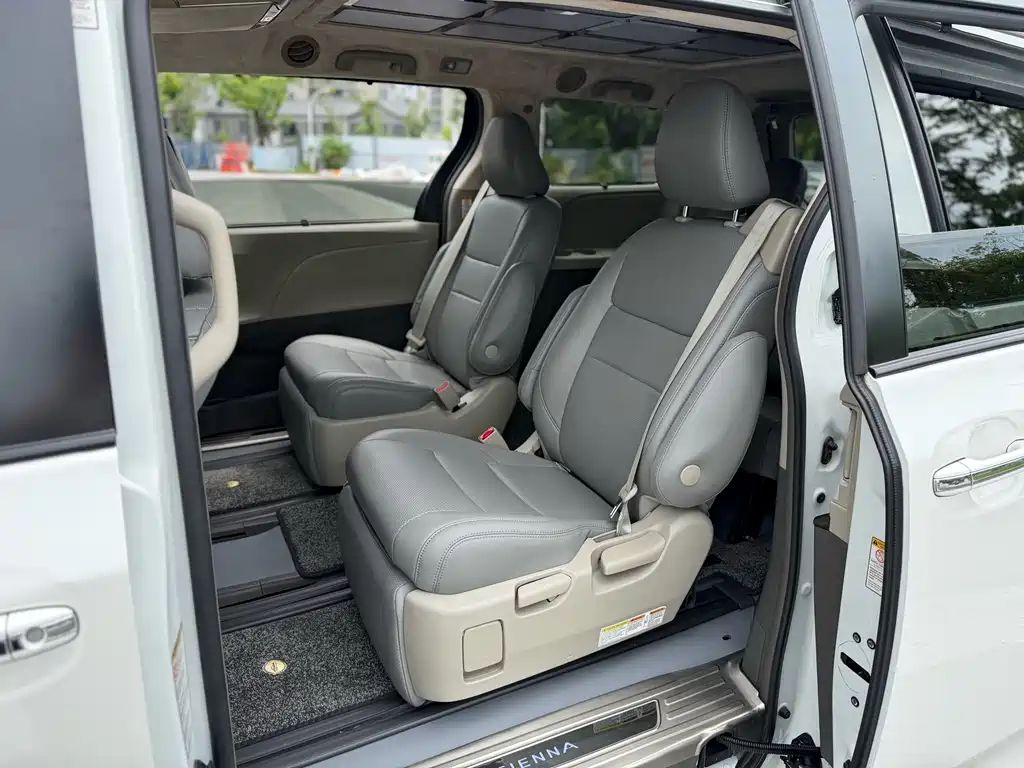 Toyota Sienna — миниатюра 7
