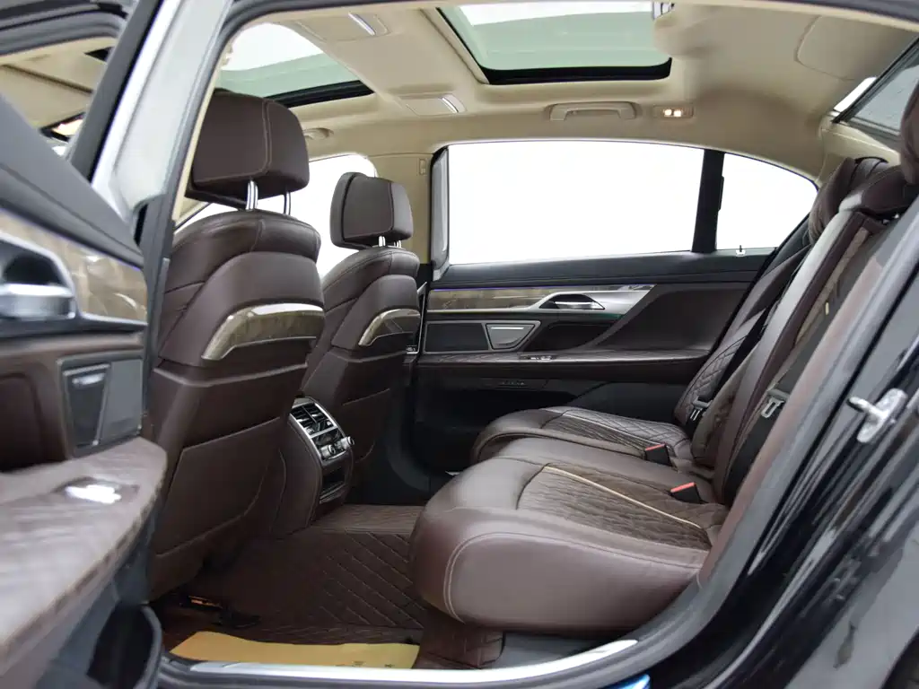 BMW 7 Series — миниатюра 18