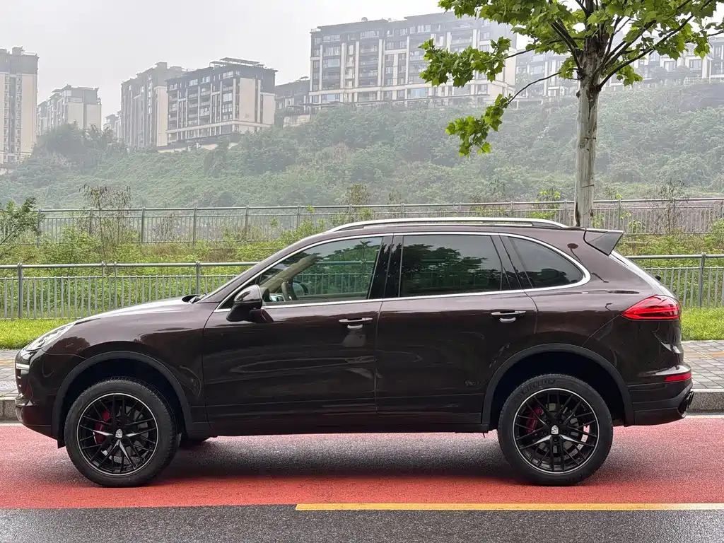 Porsche Cayenne — миниатюра 7