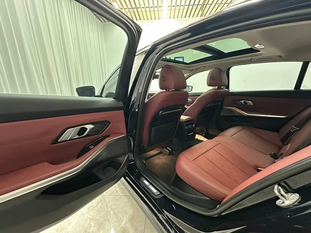 BMW 3 Series 2.0 л 2022 г. Чёрный, пробег 40000 км