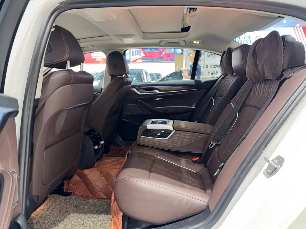 BMW 5 Series — миниатюра 13