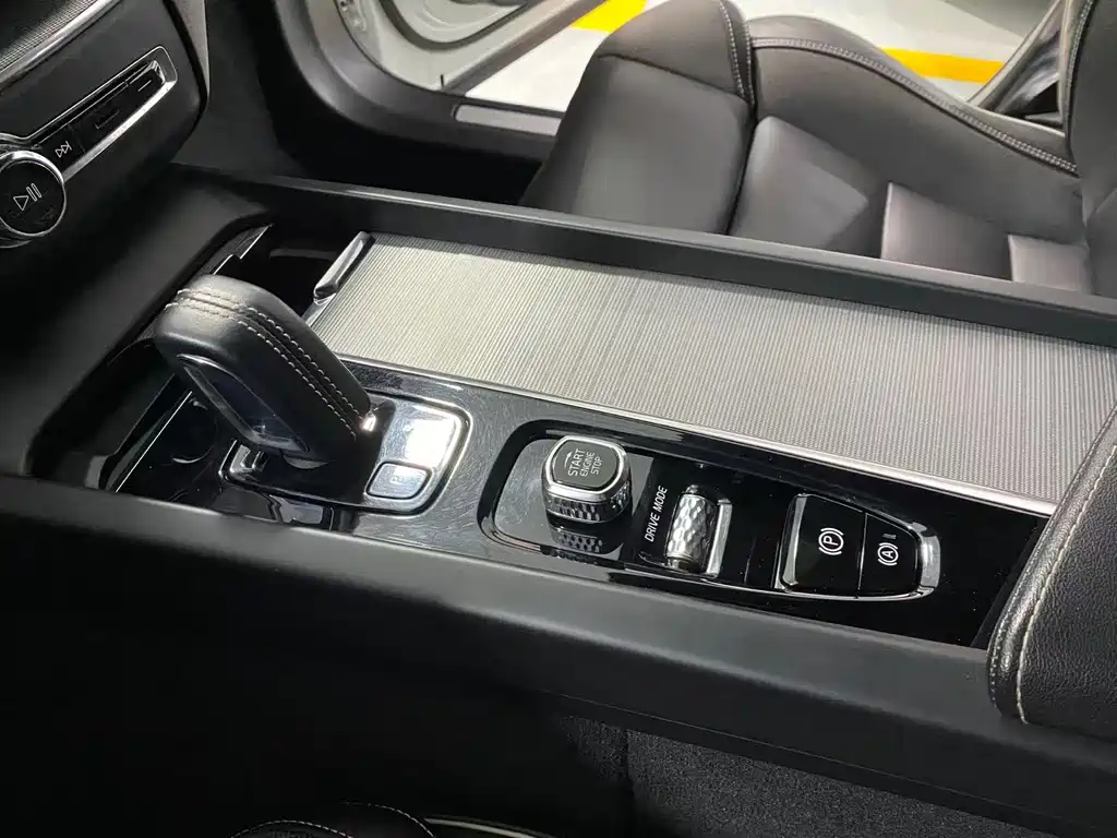 VOLVO XC60 PLUG IN HYBRID