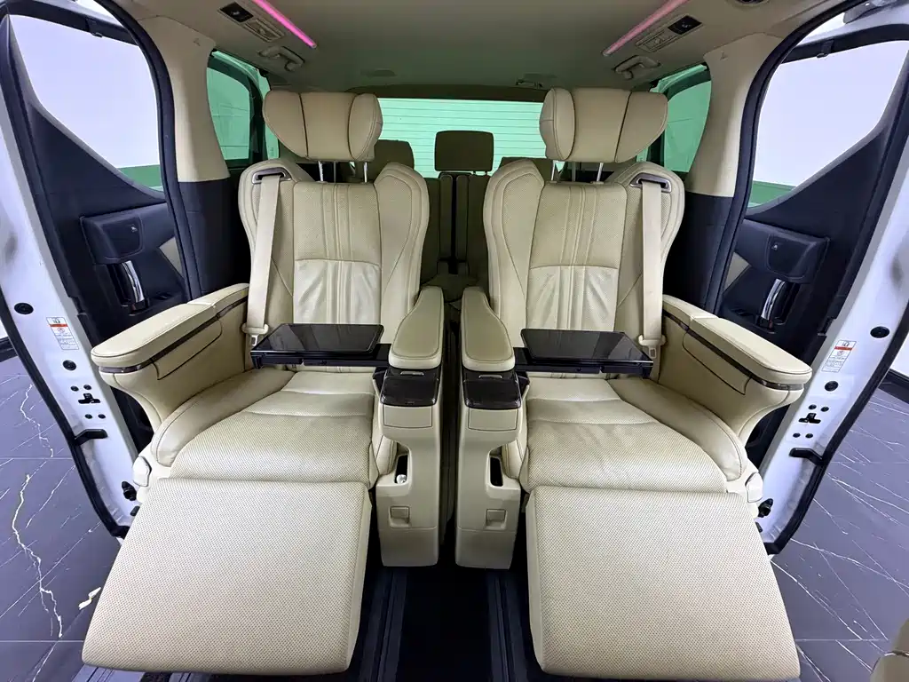 Toyota Alphard — миниатюра 11