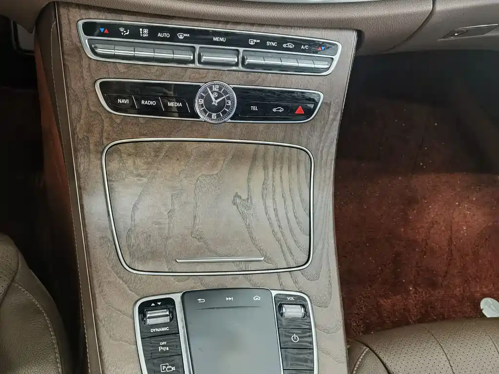 Mercedes-Benz E-Class — миниатюра 12