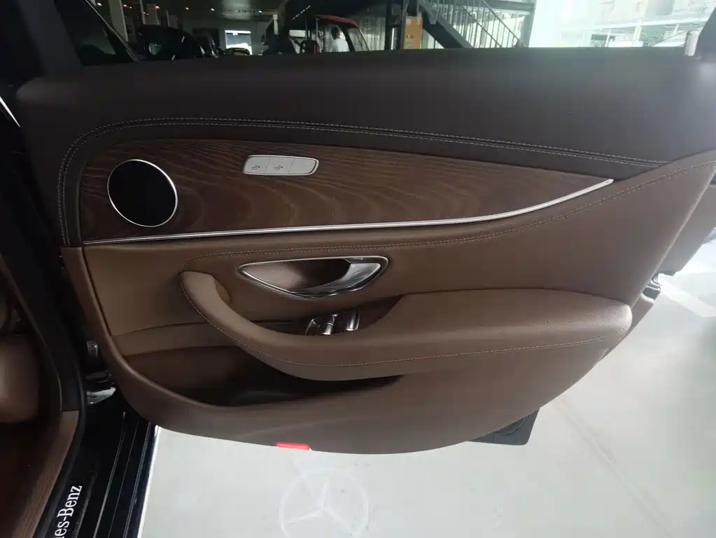Mercedes-Benz E-Class — миниатюра 17