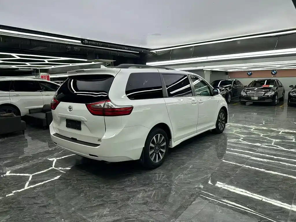 Toyota Sienna — миниатюра 9