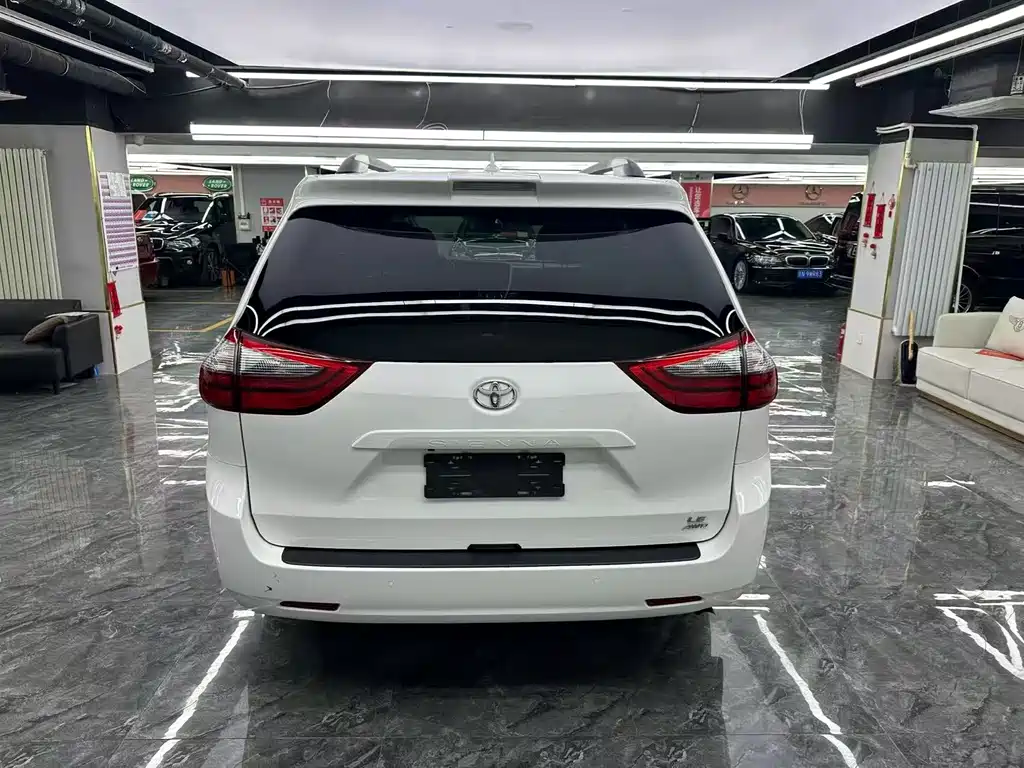 Toyota Sienna — миниатюра 8