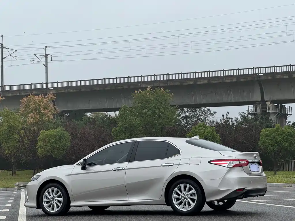Toyota Camry — миниатюра 19