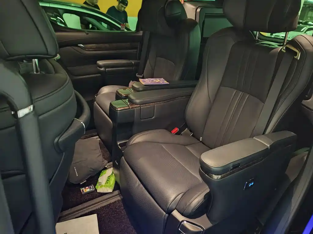Toyota Alphard — миниатюра 6