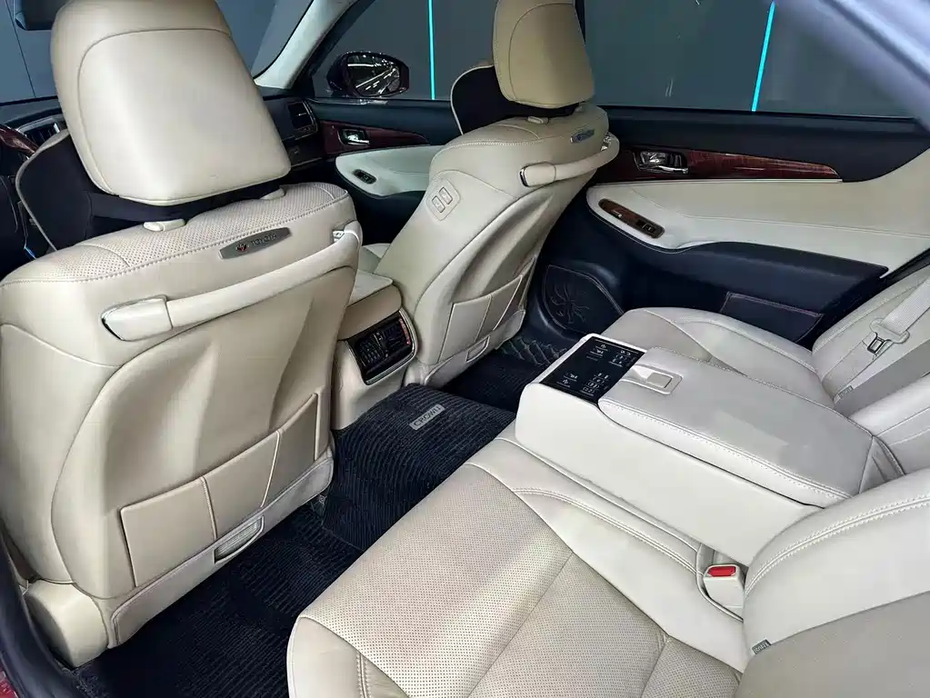 Toyota Crown — миниатюра 10
