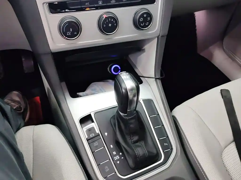 Volkswagen Golf · 2016 230TSI AT