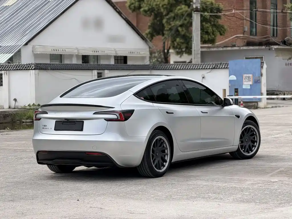 Tesla Model 3 — миниатюра 7