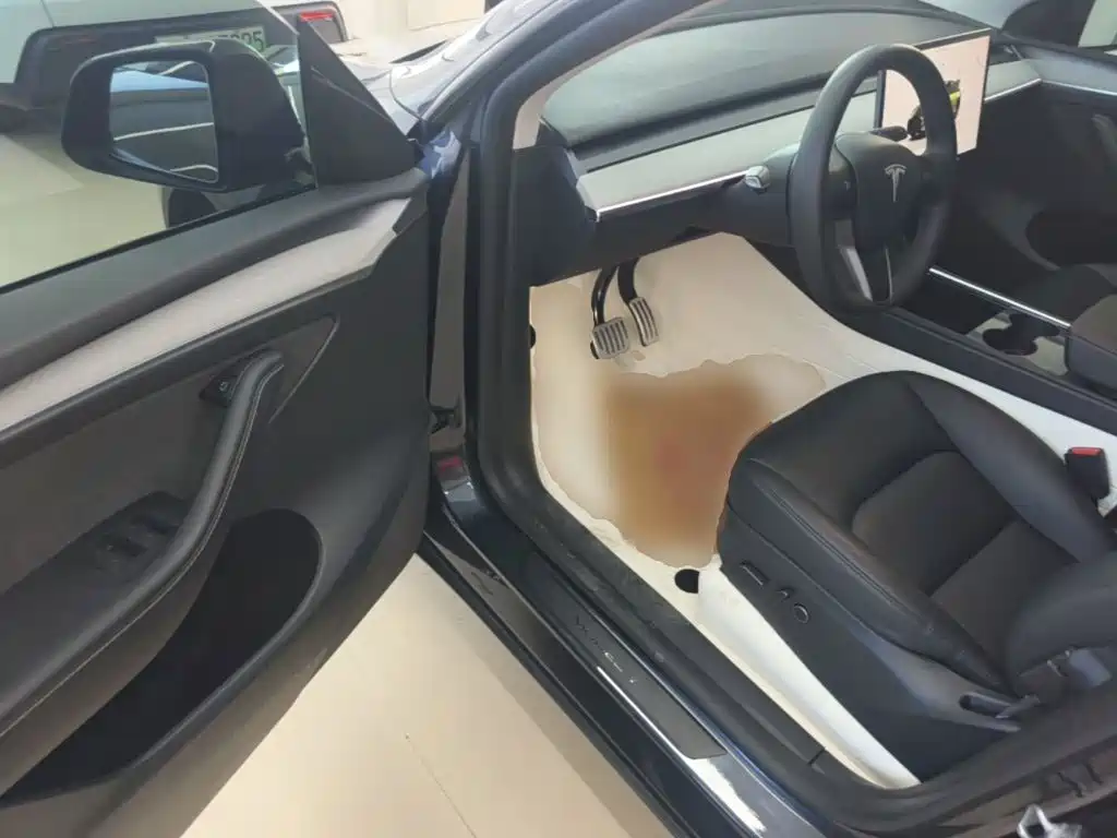Tesla Model Y — миниатюра 16