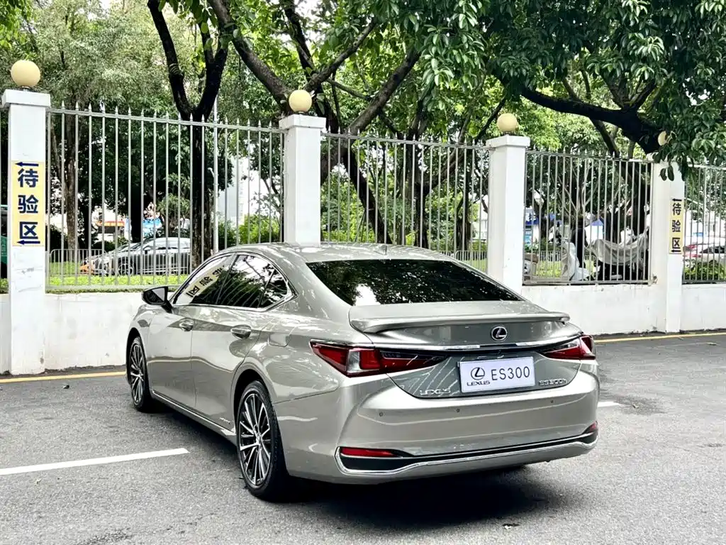 Lexus ES 2021 300h Premium