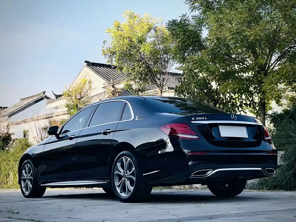 Mercedes-Benz E-Class — миниатюра 4