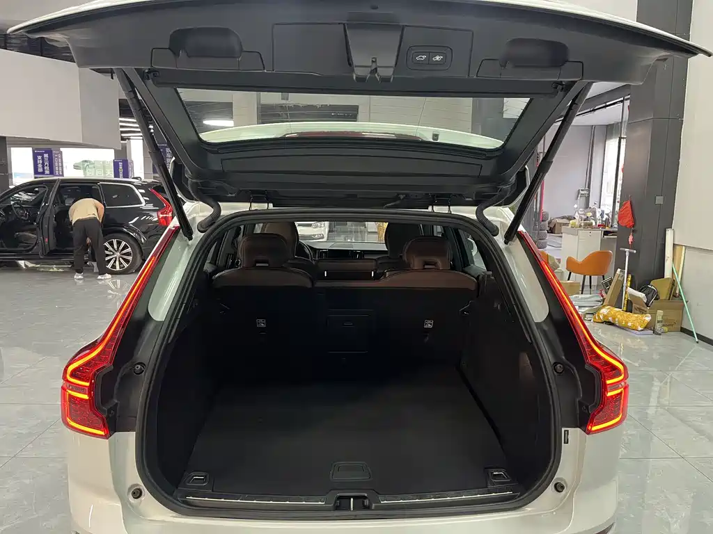Volvo XC60 PHEV — миниатюра 9