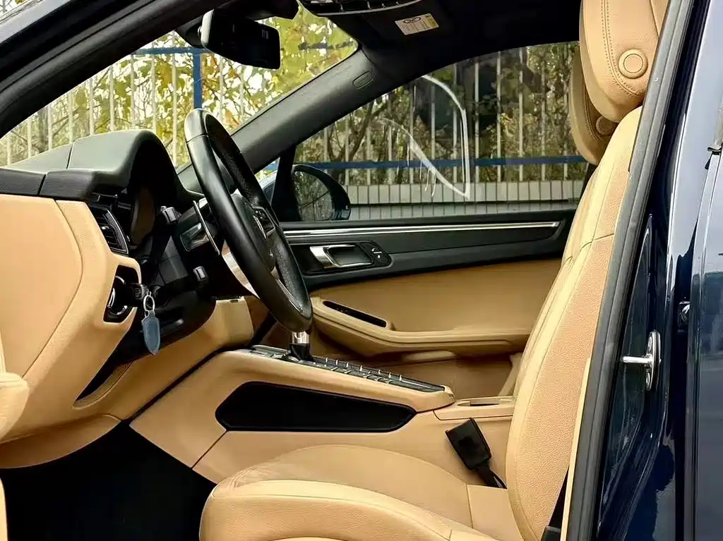 PORSCHE MACAN